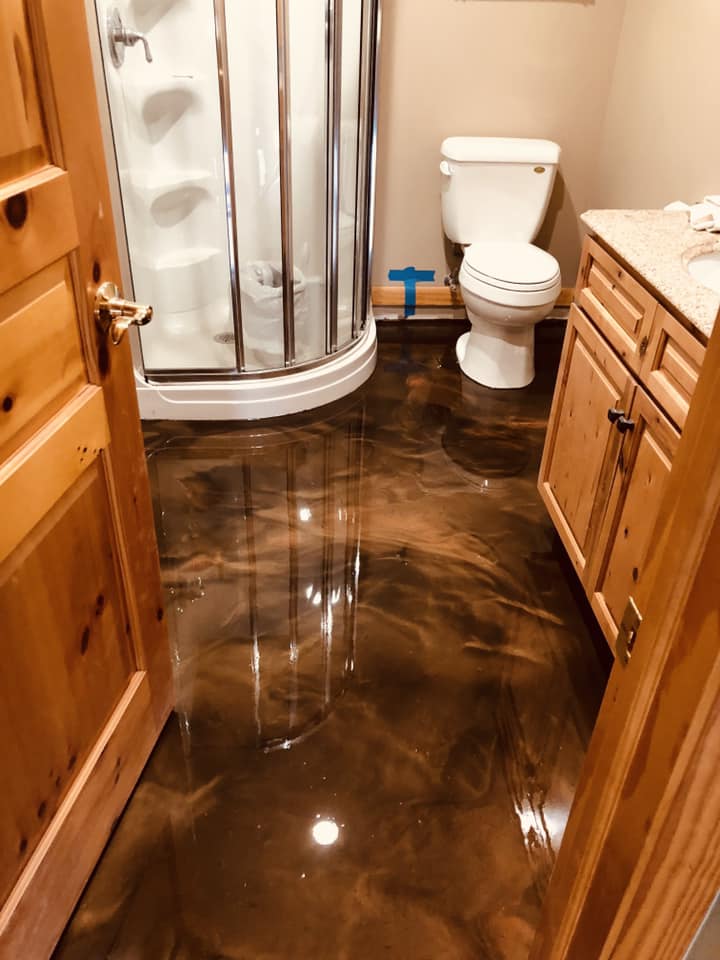 bathroom with coffee brown epoxy reflector floor